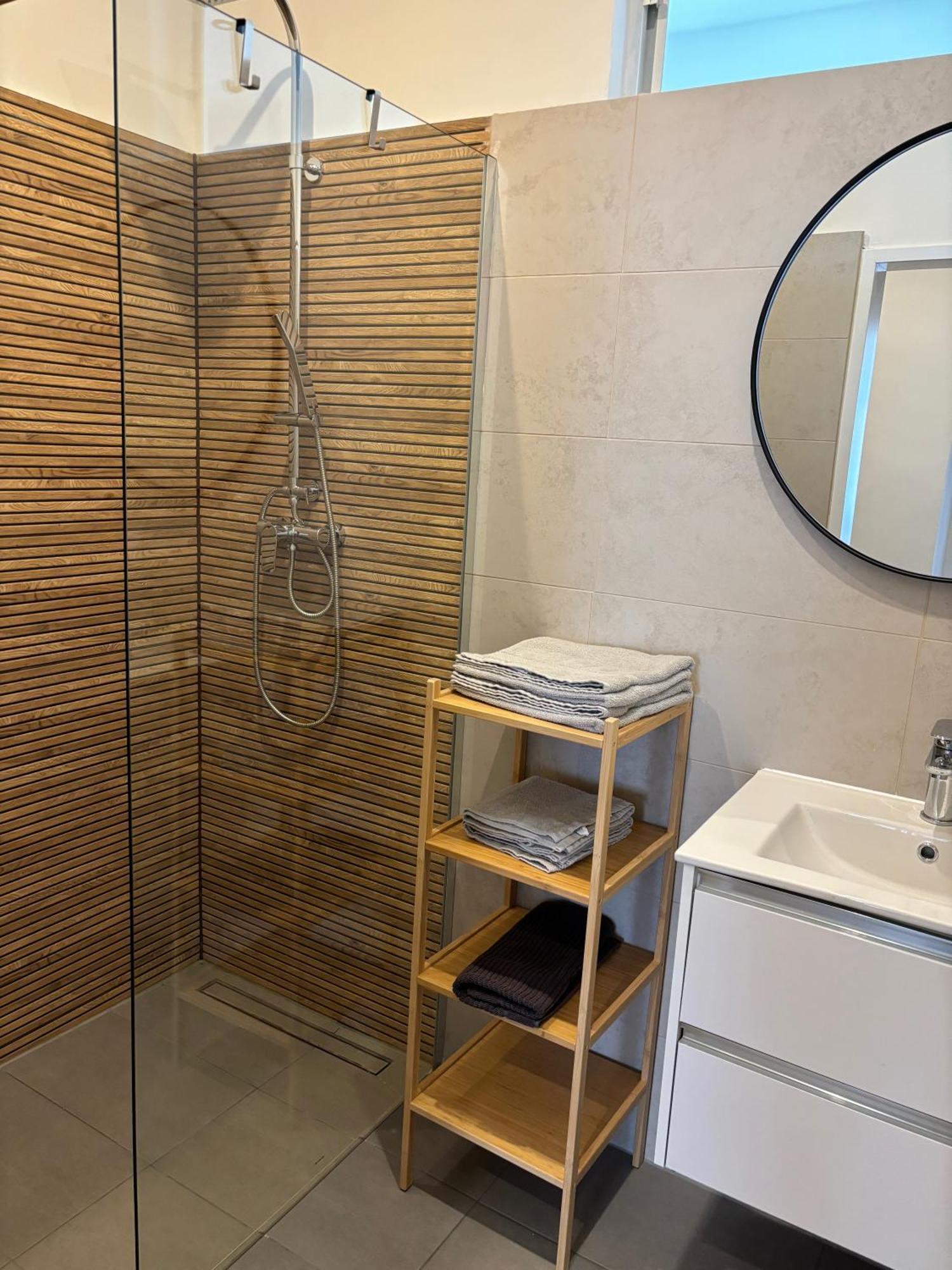 Traumhafte Wohnung Fuer 3, Grosszuegig, Walk In Dusche Wien Ngoại thất bức ảnh